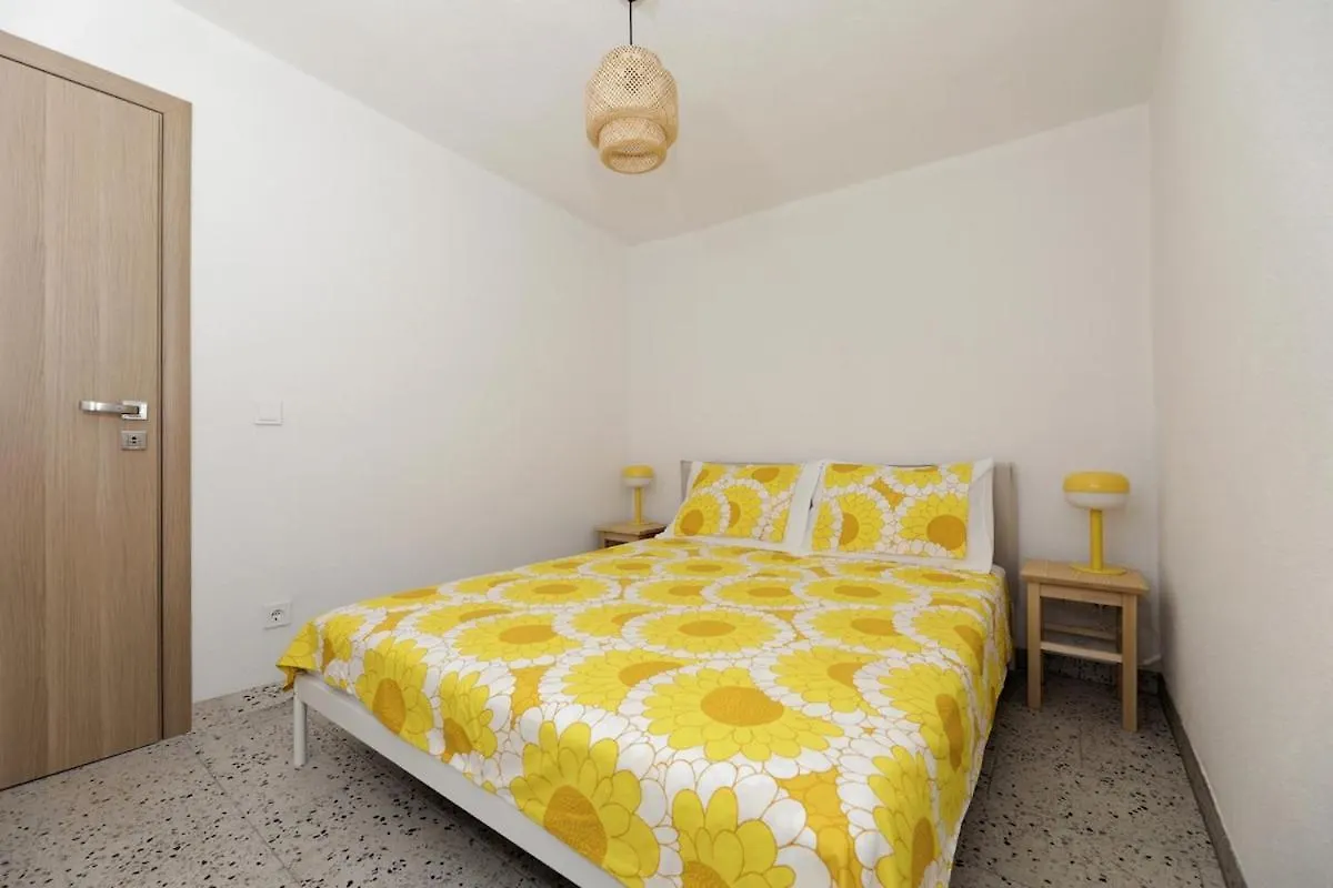 Seaside Retreat 0*, Kastela