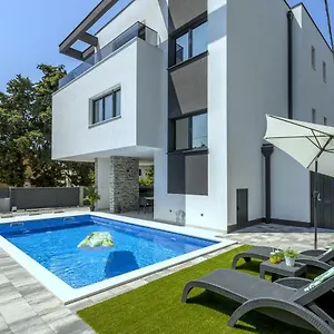 Ema With Private Heated Pool Kaštela